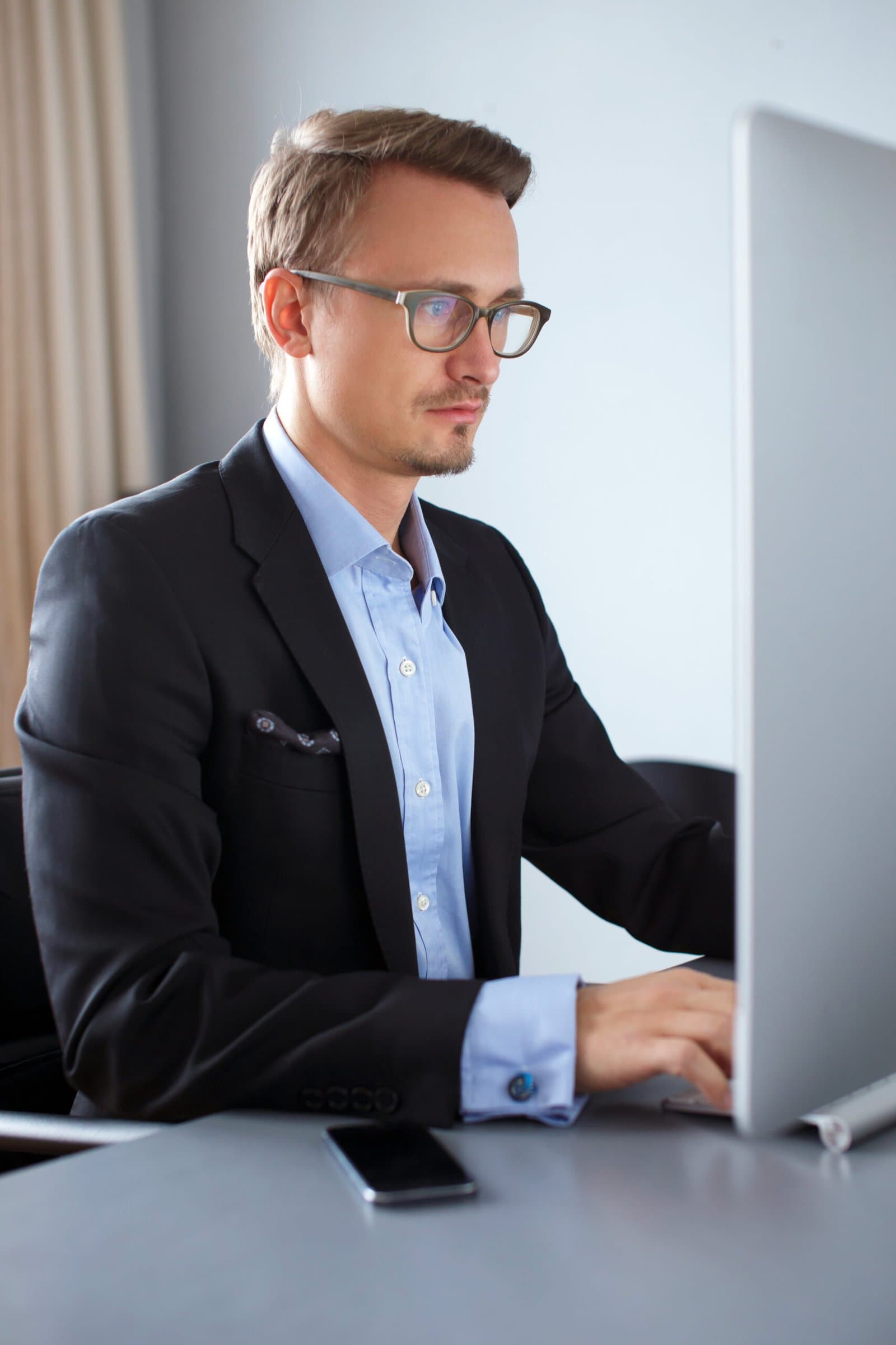 Professionnel travaillant sur un ordinateur